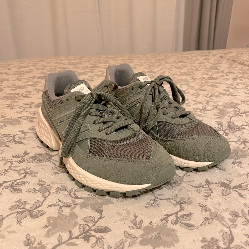 New Balance Tennis Shoes